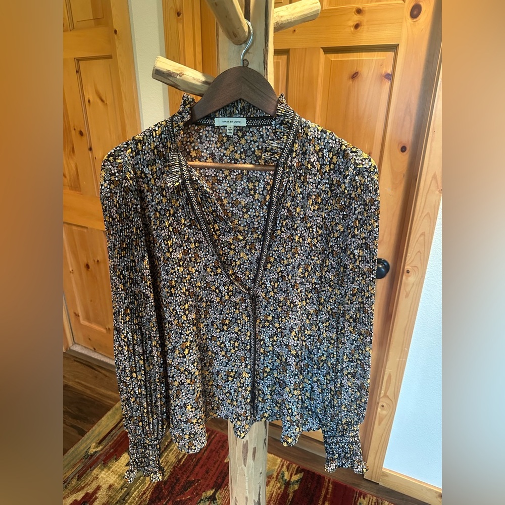 Floral Print Women's Top with flared cuffs